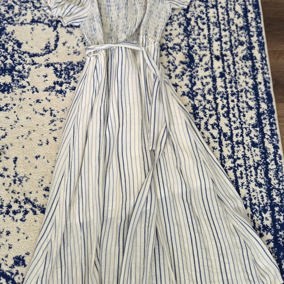 Elegant Striped Midi Dress with Puff Sleeves - Picture 2 of 5